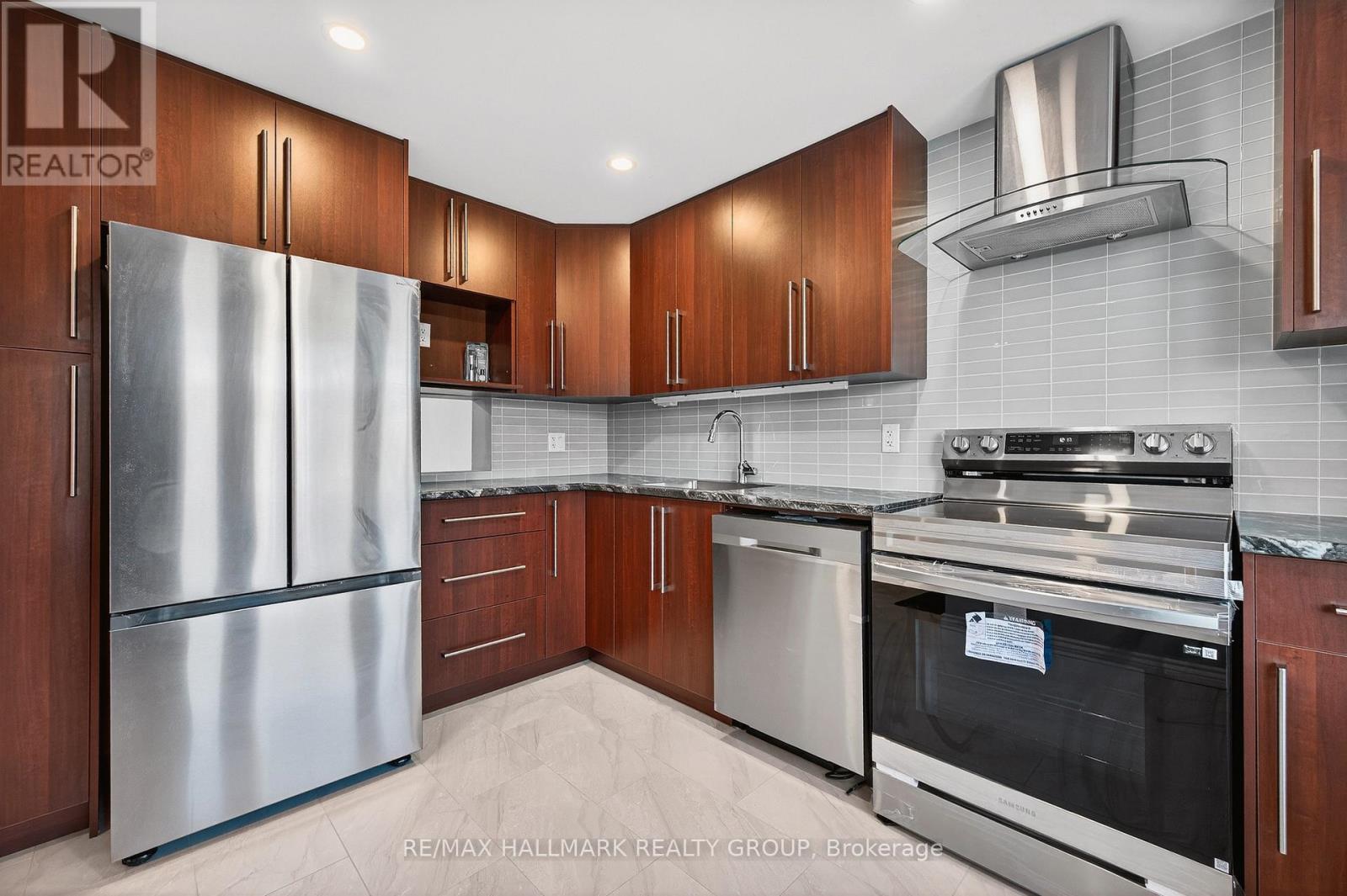 B - 905 Elmsmere Road, Ottawa, Ontario K1J 8G4 - Photo 7 - X12601806