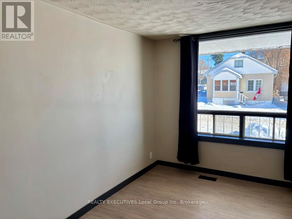 589 Douglas Street, North Bay, Ontario  P1B 5N7 - Photo 5 - X12600600