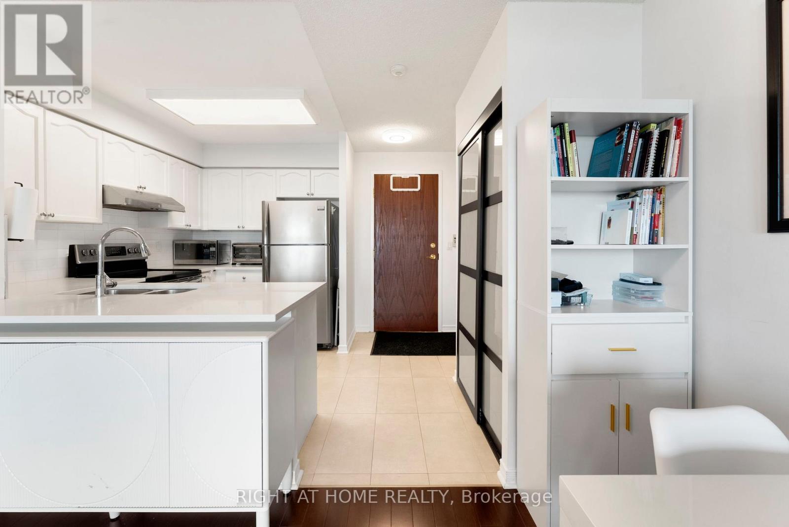 1611 - 2545 Erin Centre Boulevard, Mississauga, Ontario  L5M 6Z9 - Photo 14 - W12362852