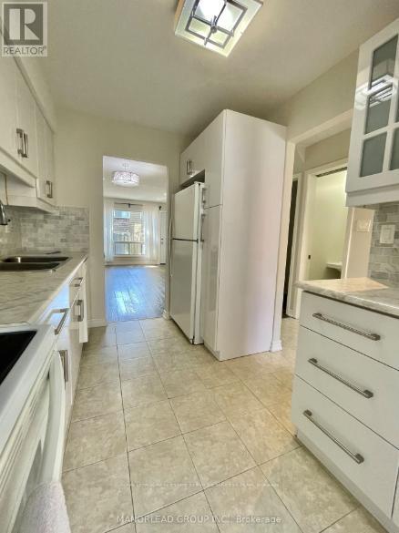 17 Curly Vineway N, Toronto, Ontario  M2J 4J9 - Photo 9 - C12601838