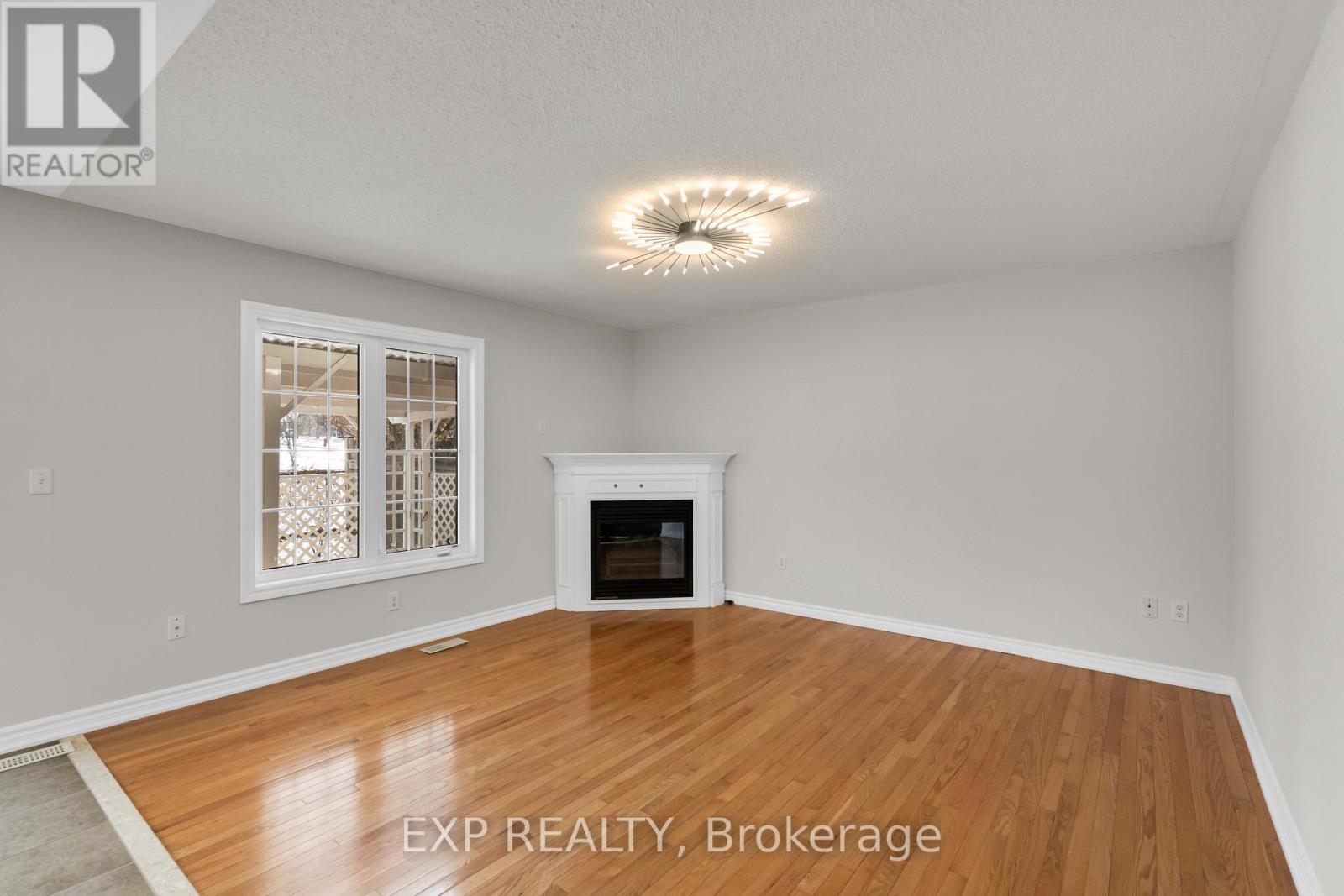 7 Wallwark Street, Aurora, Ontario  L4G 0J2 - Photo 7 - N12598906