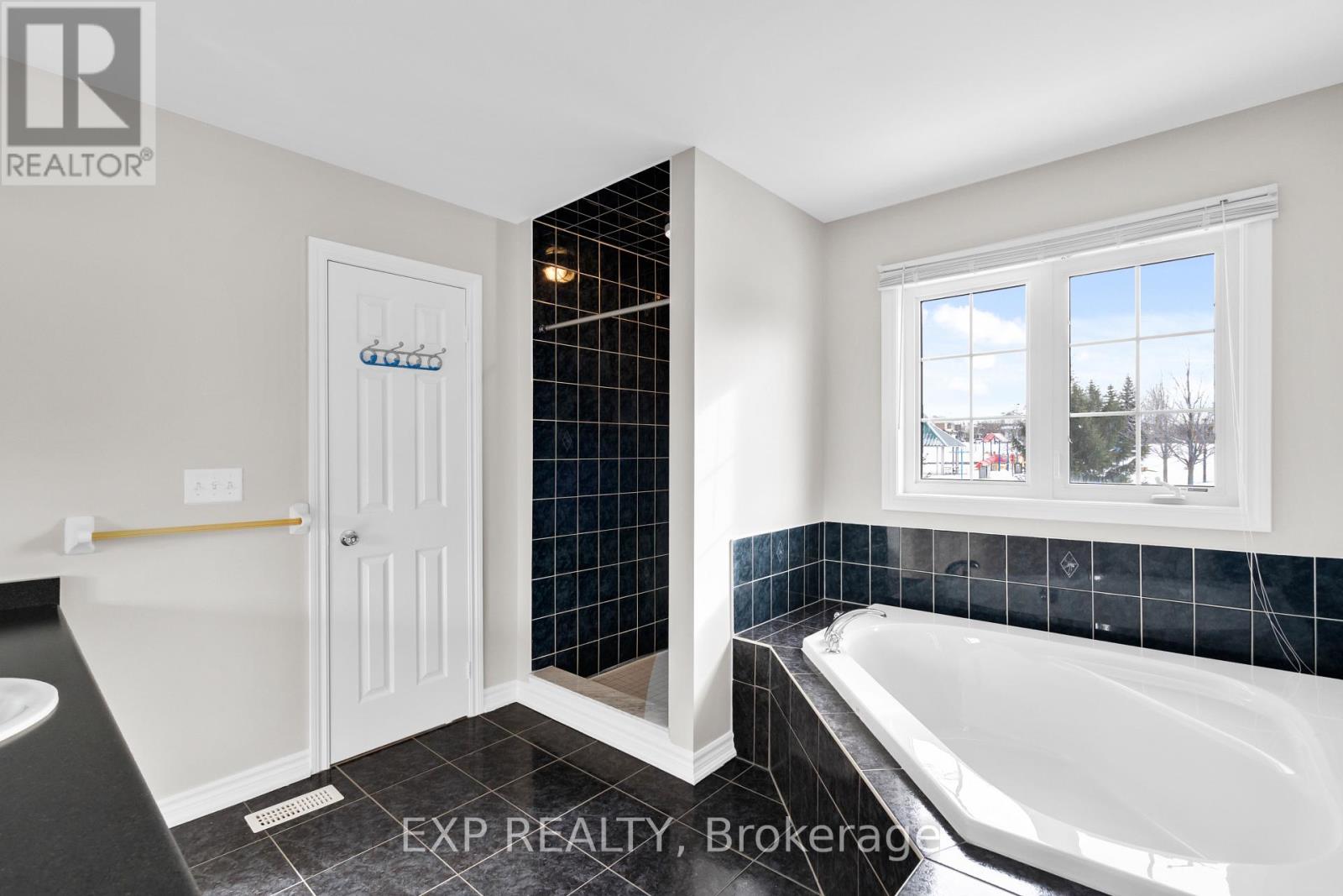 7 Wallwark Street, Aurora, Ontario  L4G 0J2 - Photo 39 - N12598906