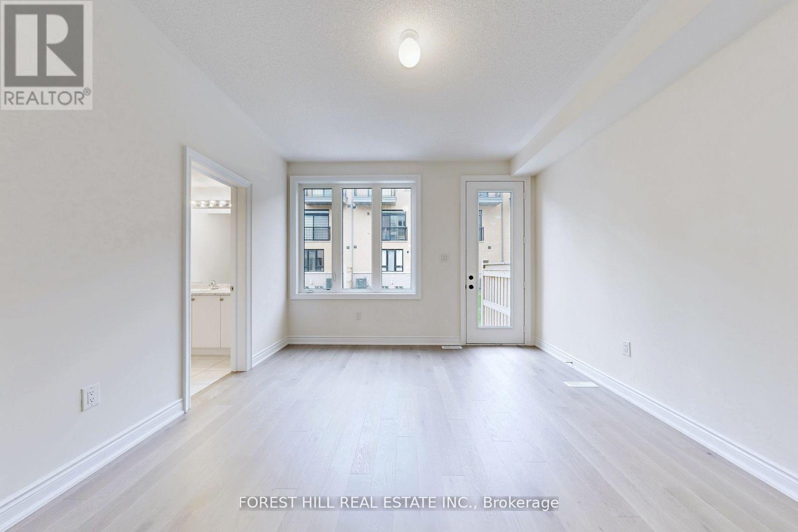 40 Tennant Circle, Vaughan, Ontario L4H 5L5 - Photo 3 - N12601886