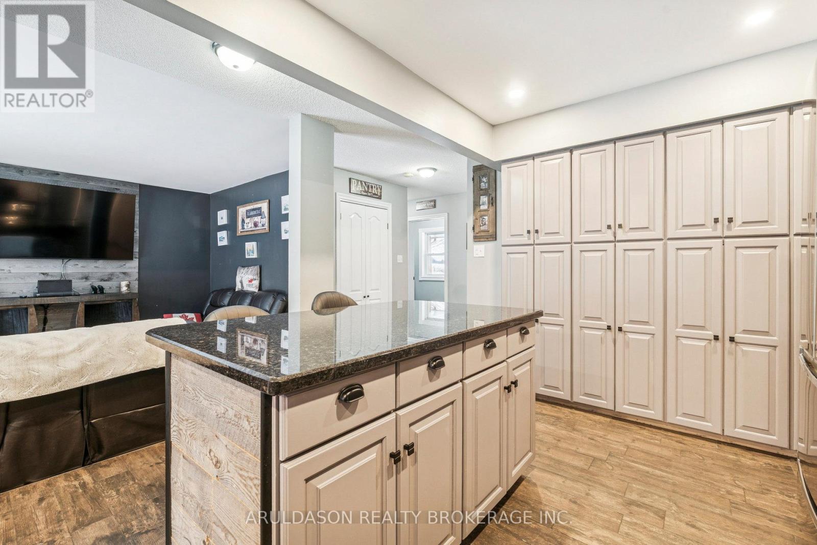 602 Scarlett Line, Springwater, Ontario  L4R 4K3 - Photo 4 - S12601856