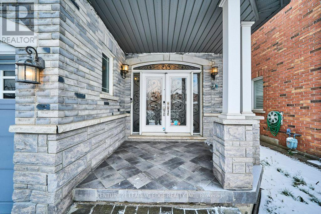 628 Twain Avenue, Mississauga, Ontario  L5W 0A3 - Photo 3 - W12601794