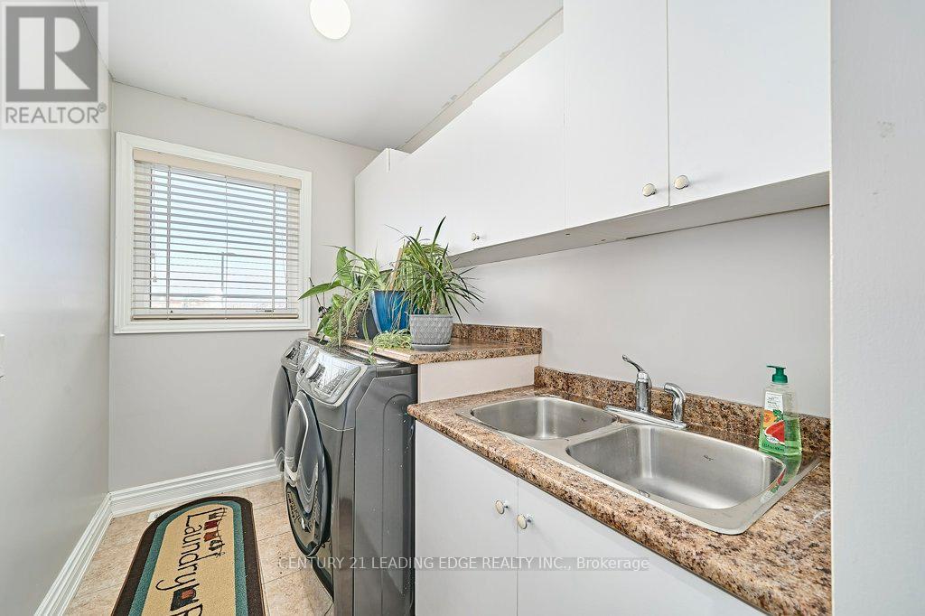 628 Twain Avenue, Mississauga, Ontario  L5W 0A3 - Photo 37 - W12601794