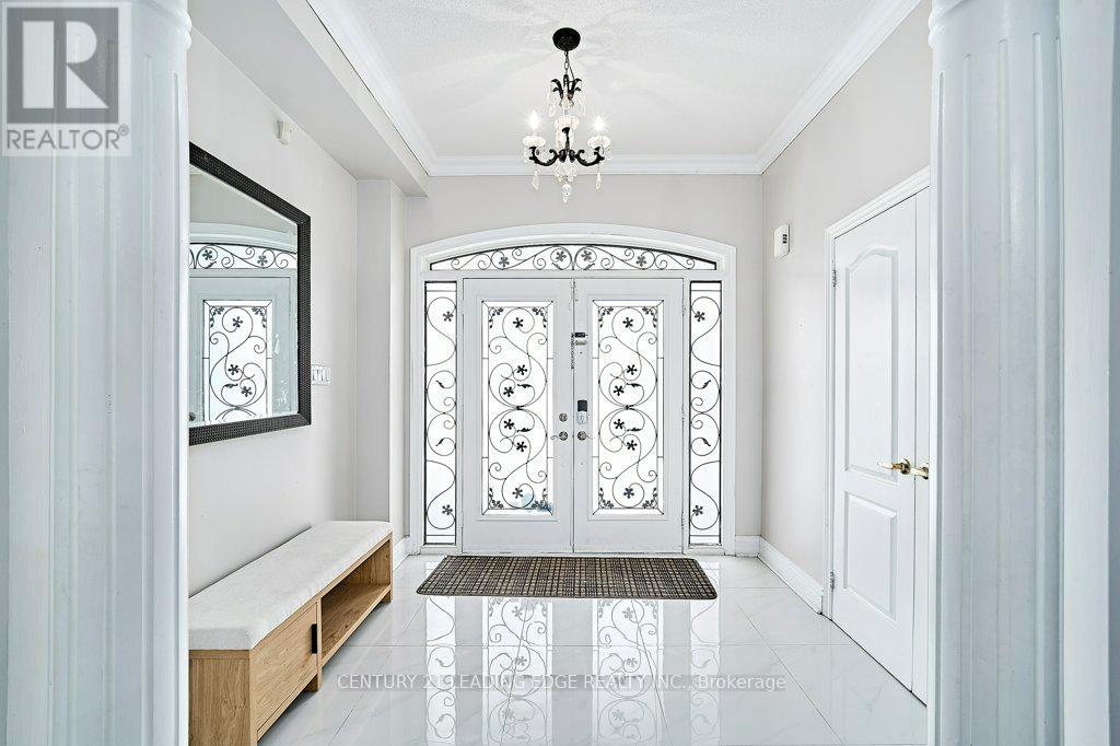 628 Twain Avenue, Mississauga, Ontario  L5W 0A3 - Photo 4 - W12601794