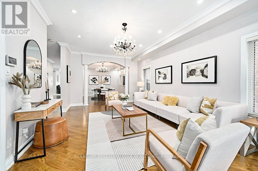 628 Twain Avenue, Mississauga, Ontario  L5W 0A3 - Photo 5 - W12601794