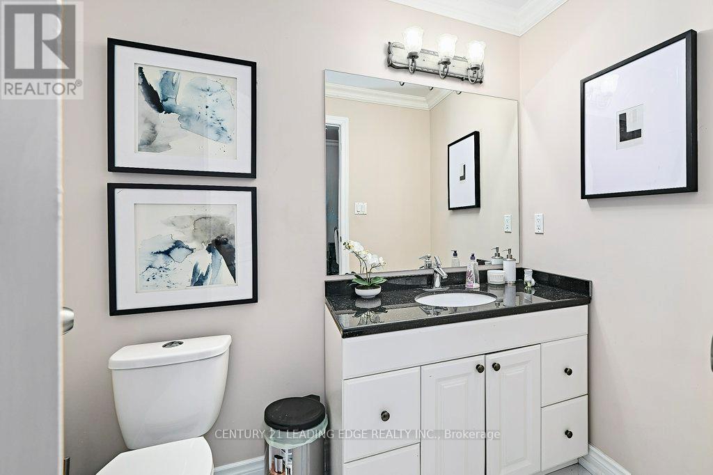 628 Twain Avenue, Mississauga, Ontario  L5W 0A3 - Photo 9 - W12601794