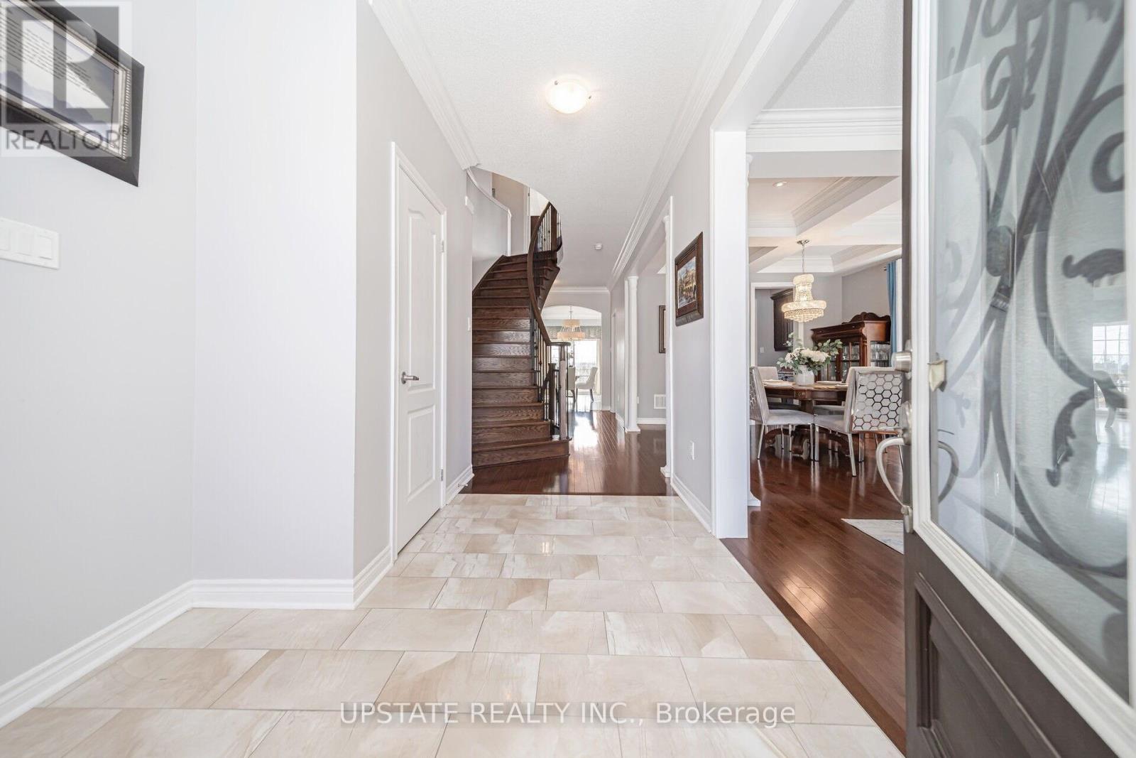 10 Agincourt Circle, Brampton, Ontario  L6X 2M4 - Photo 3 - W12601928