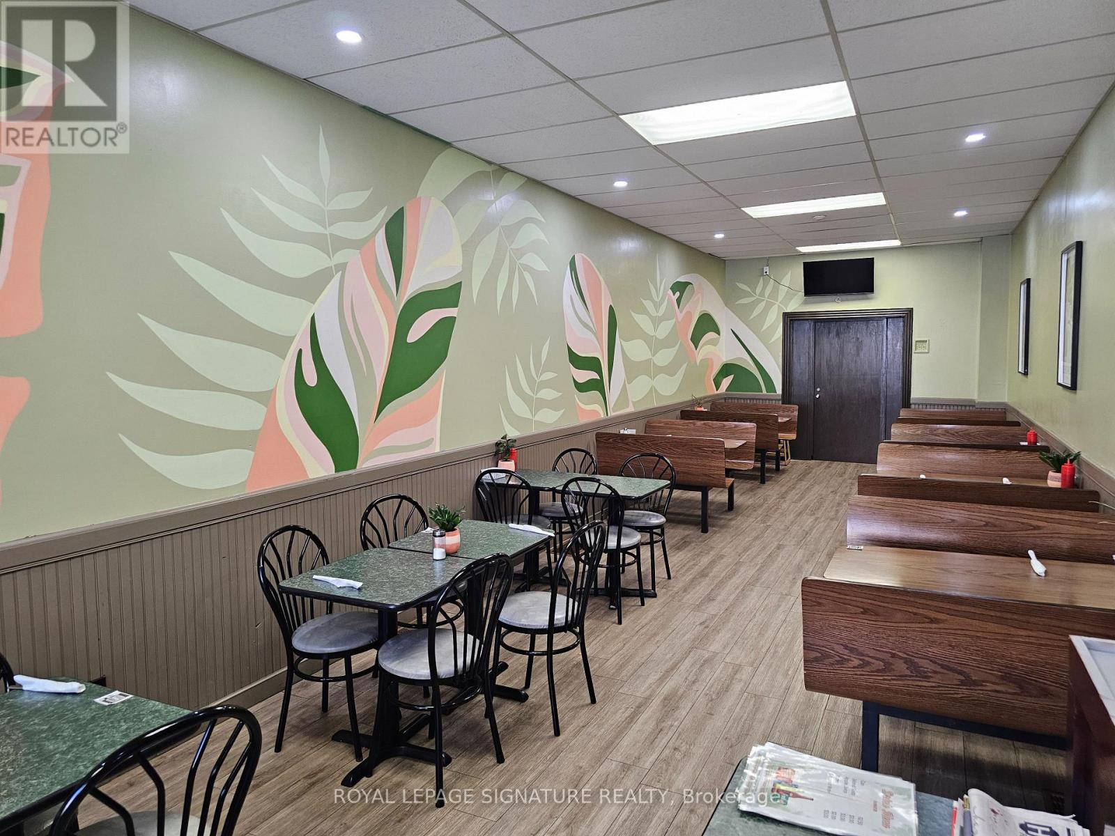 21 Kent Street W, Kawartha Lakes, Ontario  K9V 2X9 - Photo 3 - X12601830