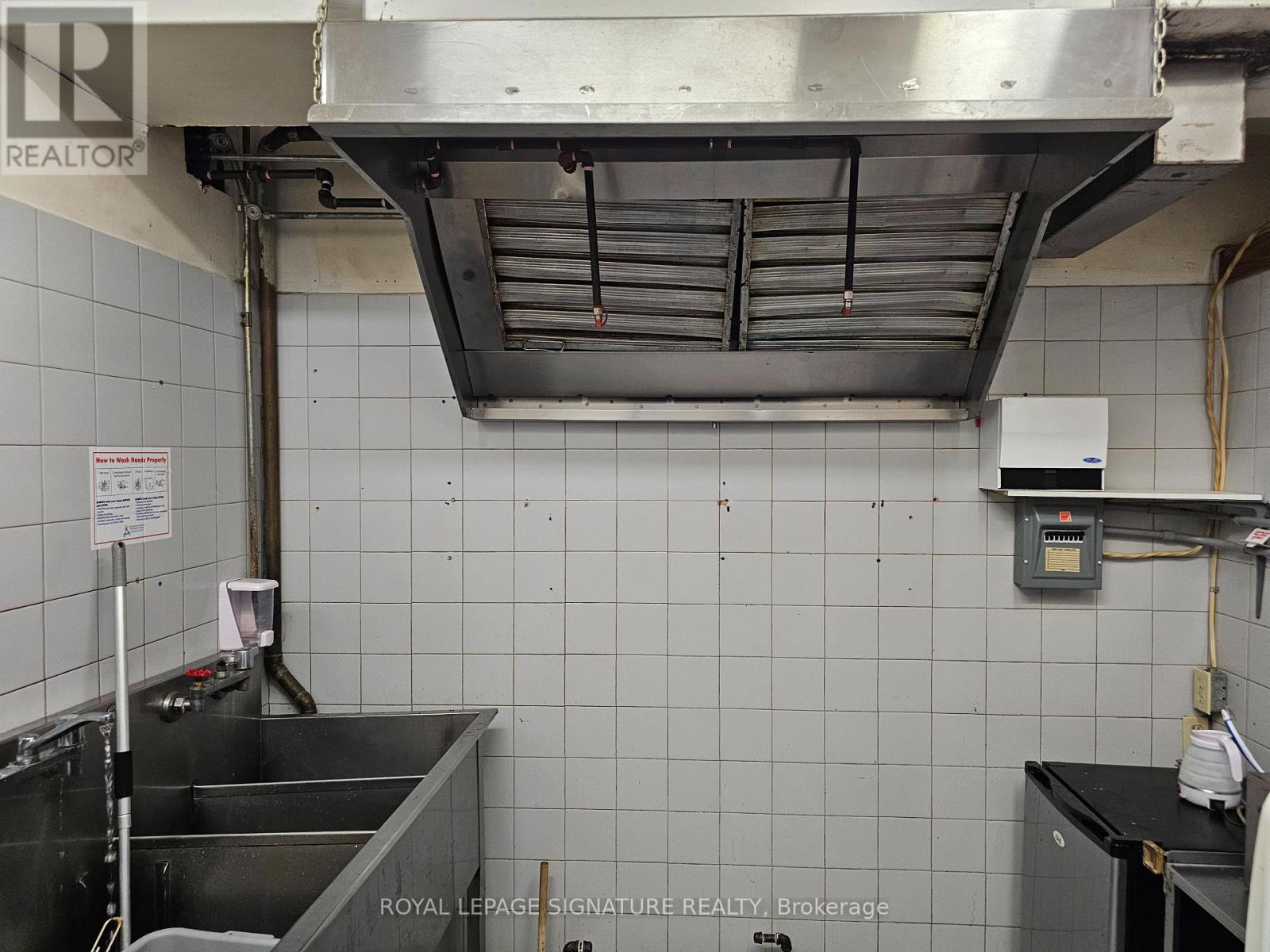 21 Kent Street W, Kawartha Lakes, Ontario  K9V 2X9 - Photo 8 - X12601830