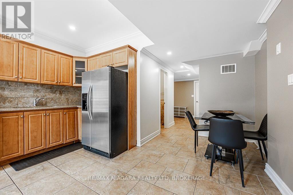 33 St Andrews Boulevard  - Lower Unit, Toronto, Ontario  M9R 1W2 - Photo 9 - W12601968