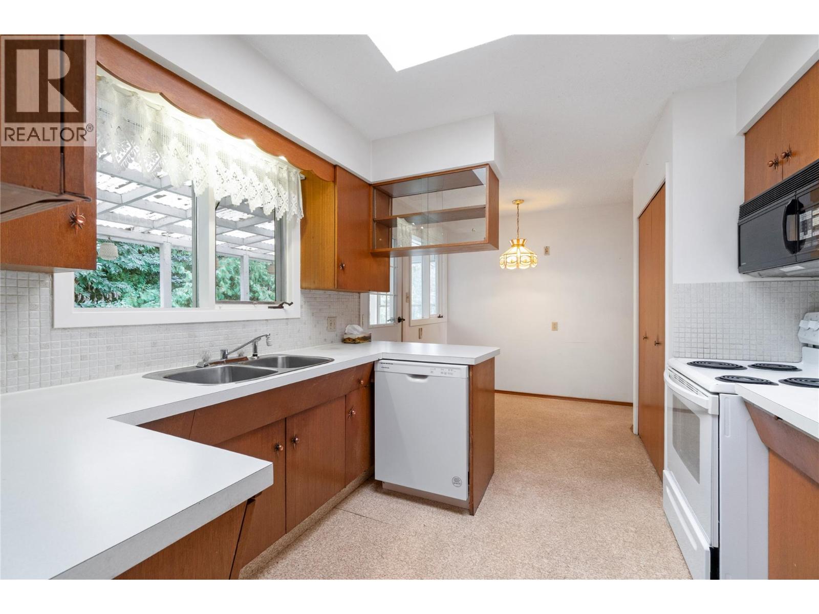 1160 Lakeshore Road Ne, Salmon Arm, British Columbia  V1E 2V7 - Photo 12 - 10370636