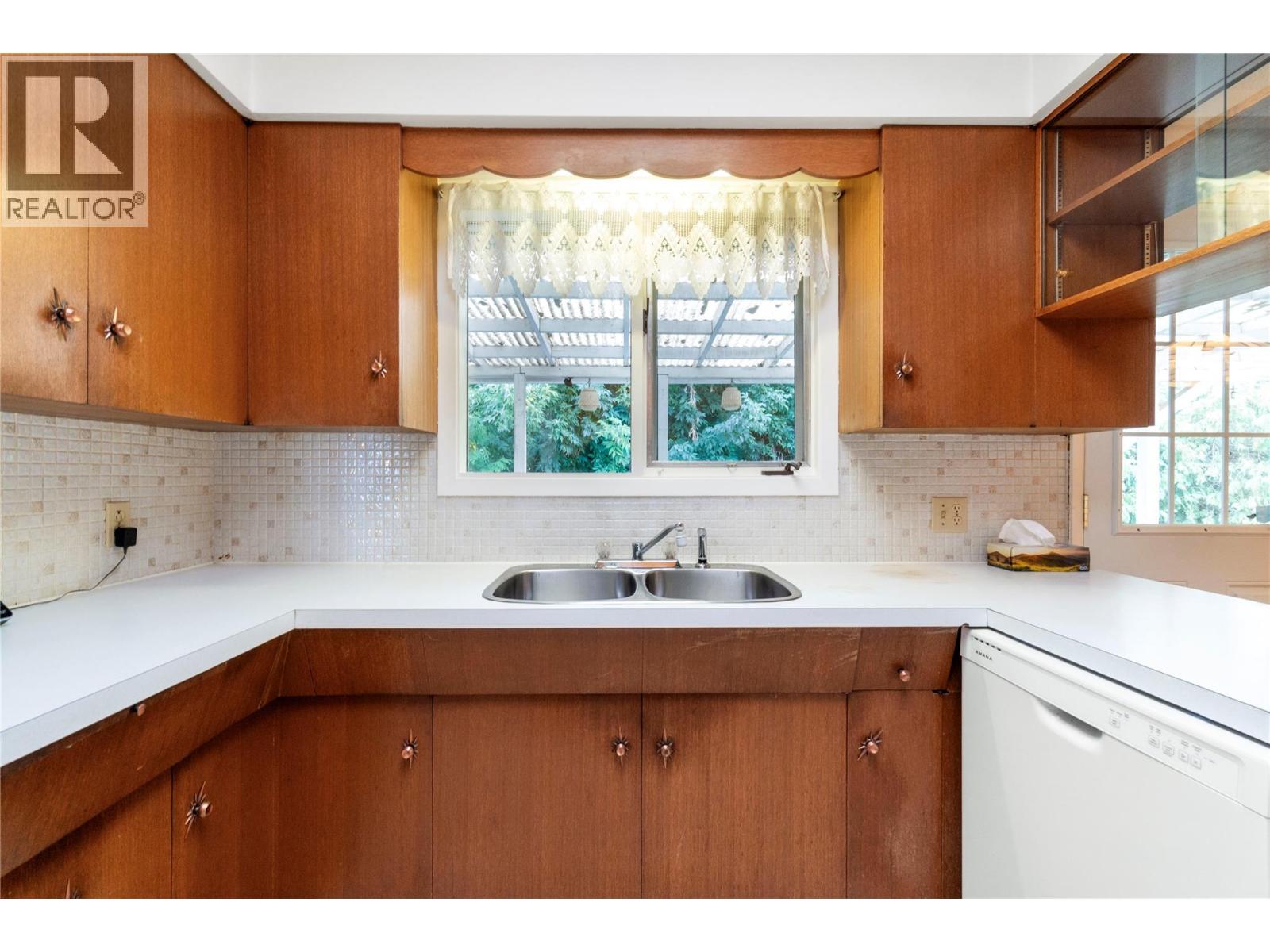 1160 Lakeshore Road Ne, Salmon Arm, British Columbia  V1E 2V7 - Photo 13 - 10370636