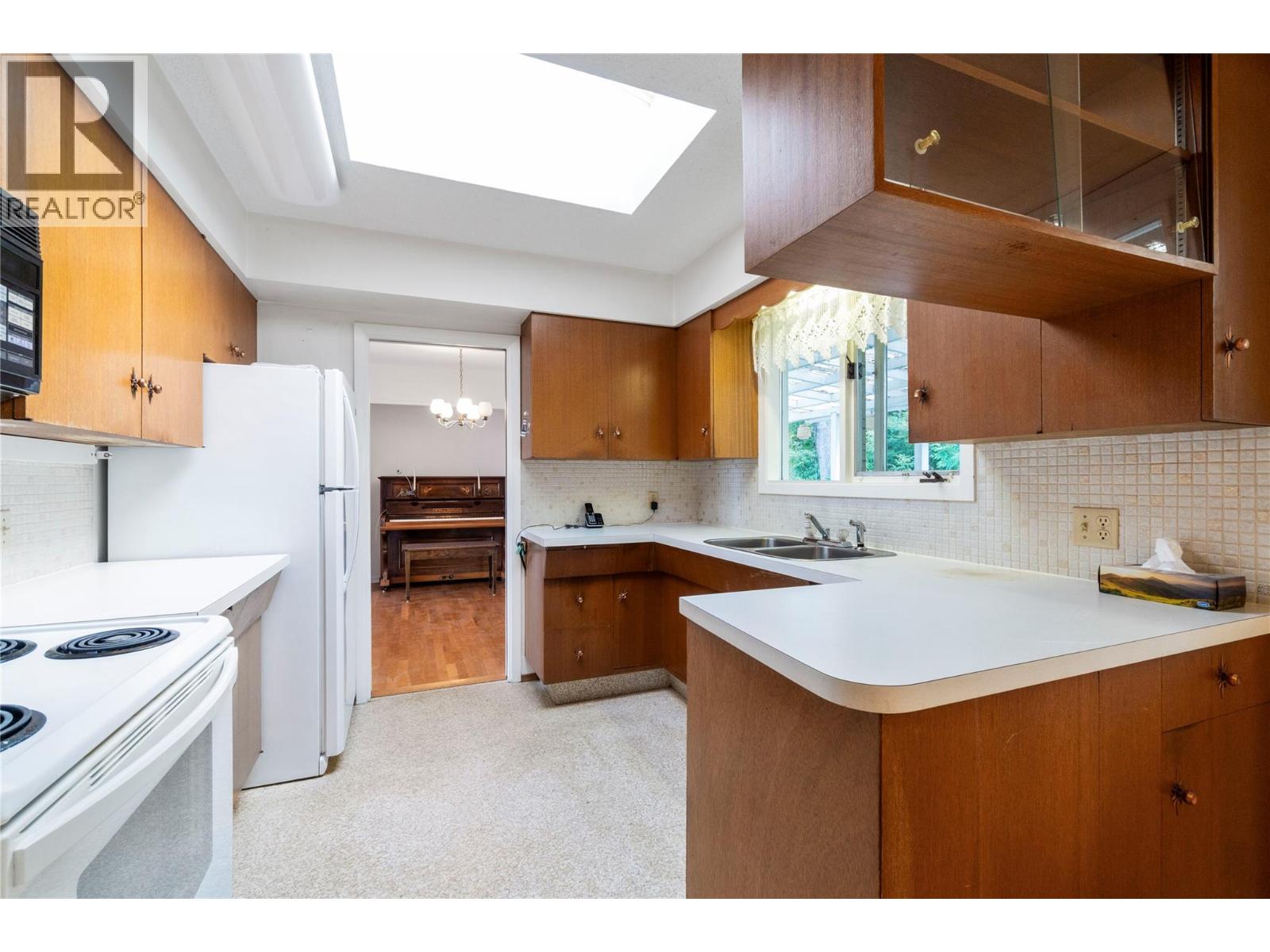 1160 Lakeshore Road Ne, Salmon Arm, British Columbia  V1E 2V7 - Photo 14 - 10370636