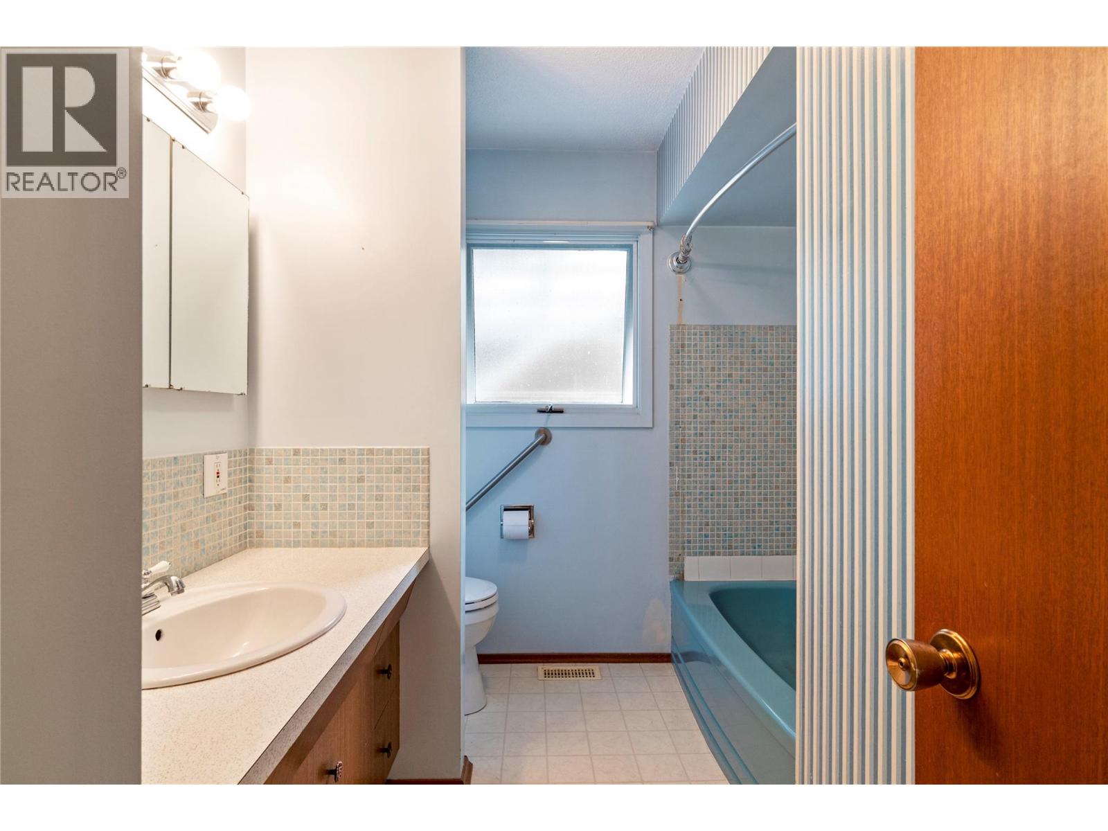 1160 Lakeshore Road Ne, Salmon Arm, British Columbia  V1E 2V7 - Photo 17 - 10370636