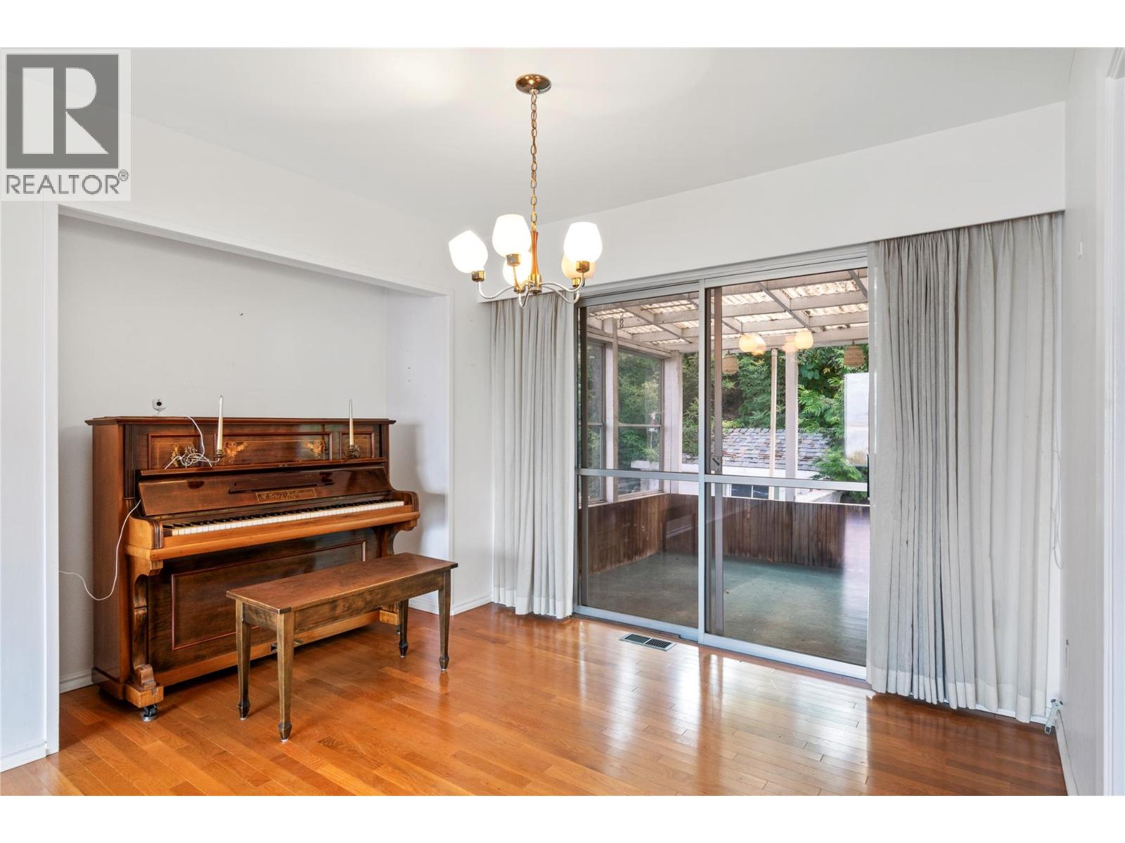 1160 Lakeshore Road Ne, Salmon Arm, British Columbia  V1E 2V7 - Photo 6 - 10370636