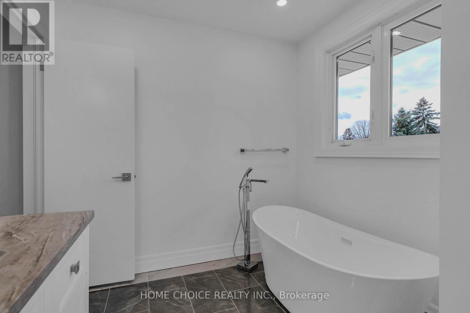 43 Golfwood Heights E, Toronto, Ontario  M9P 3L8 - Photo 30 - W12593564