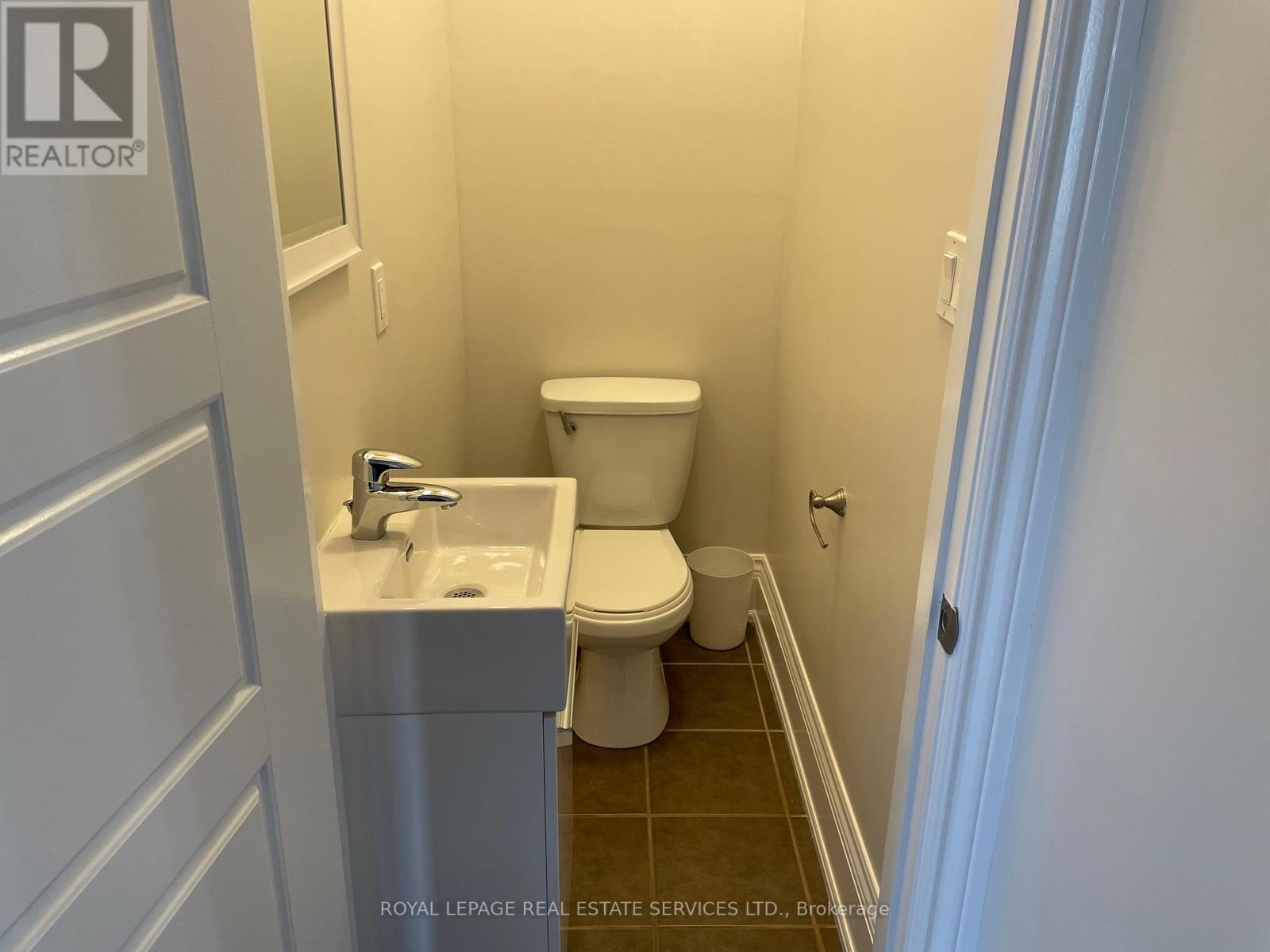 11 Uno Drive, Toronto, Ontario  M8Z 3N7 - Photo 11 - W12602060