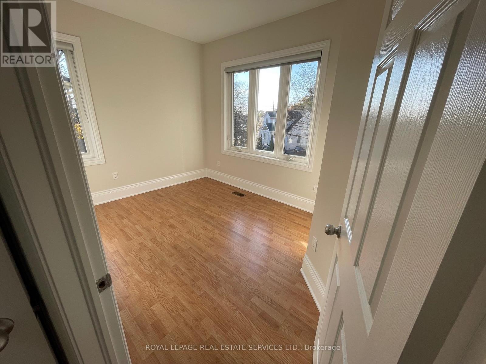 11 Uno Drive, Toronto, Ontario  M8Z 3N7 - Photo 16 - W12602060