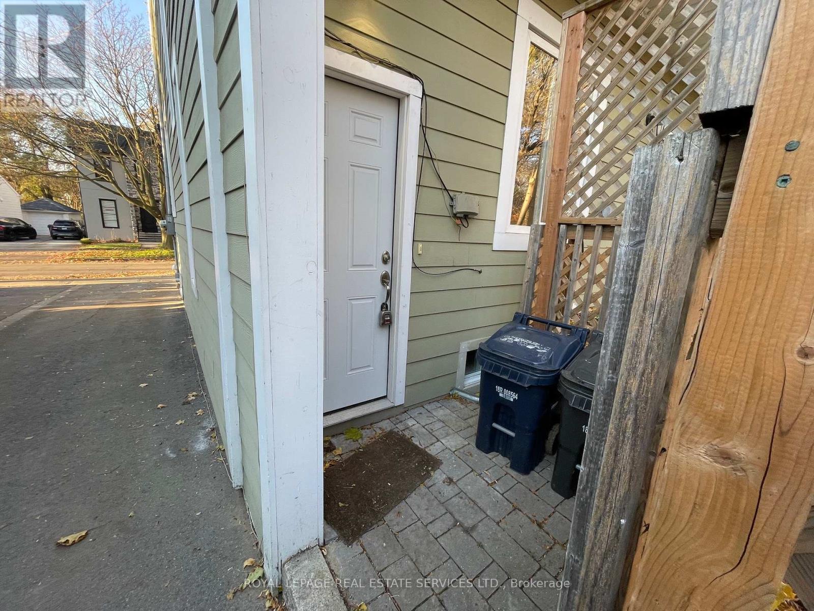 11 Uno Drive, Toronto, Ontario  M8Z 3N7 - Photo 20 - W12602060