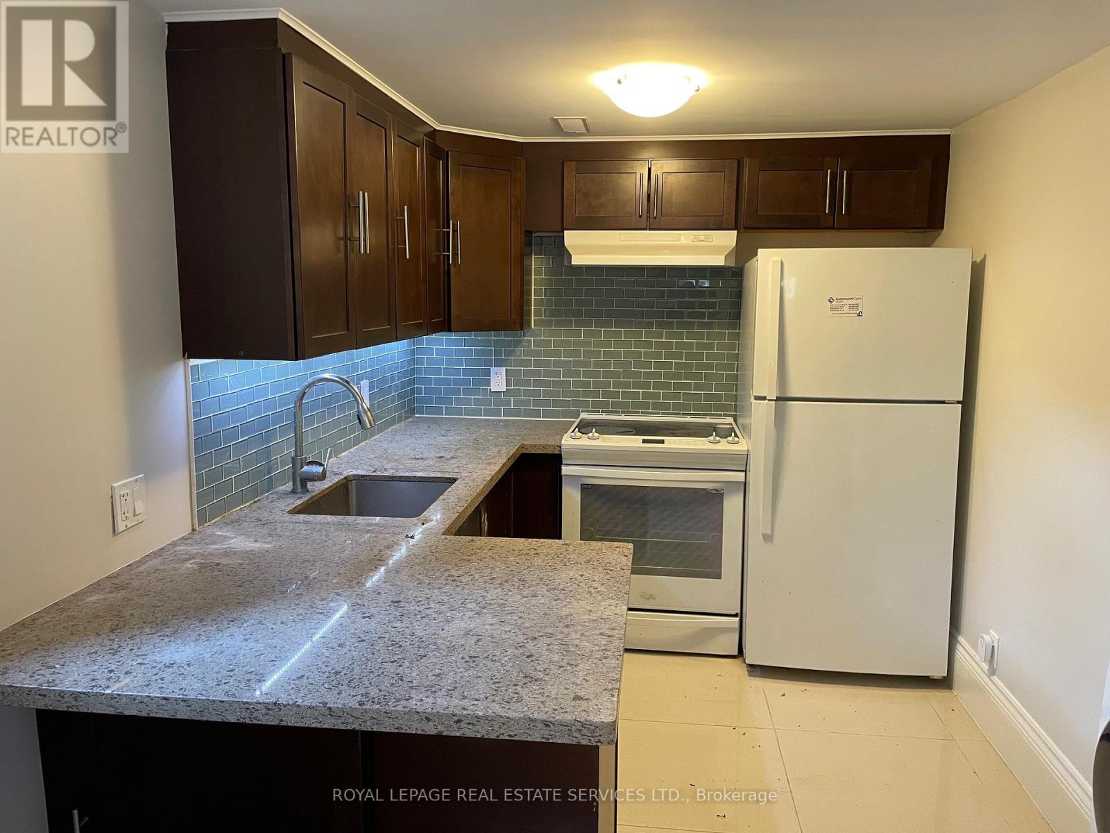 11 Uno Drive, Toronto, Ontario  M8Z 3N7 - Photo 22 - W12602060