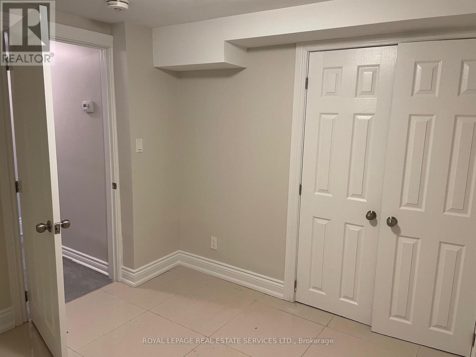 11 Uno Drive, Toronto, Ontario  M8Z 3N7 - Photo 23 - W12602060