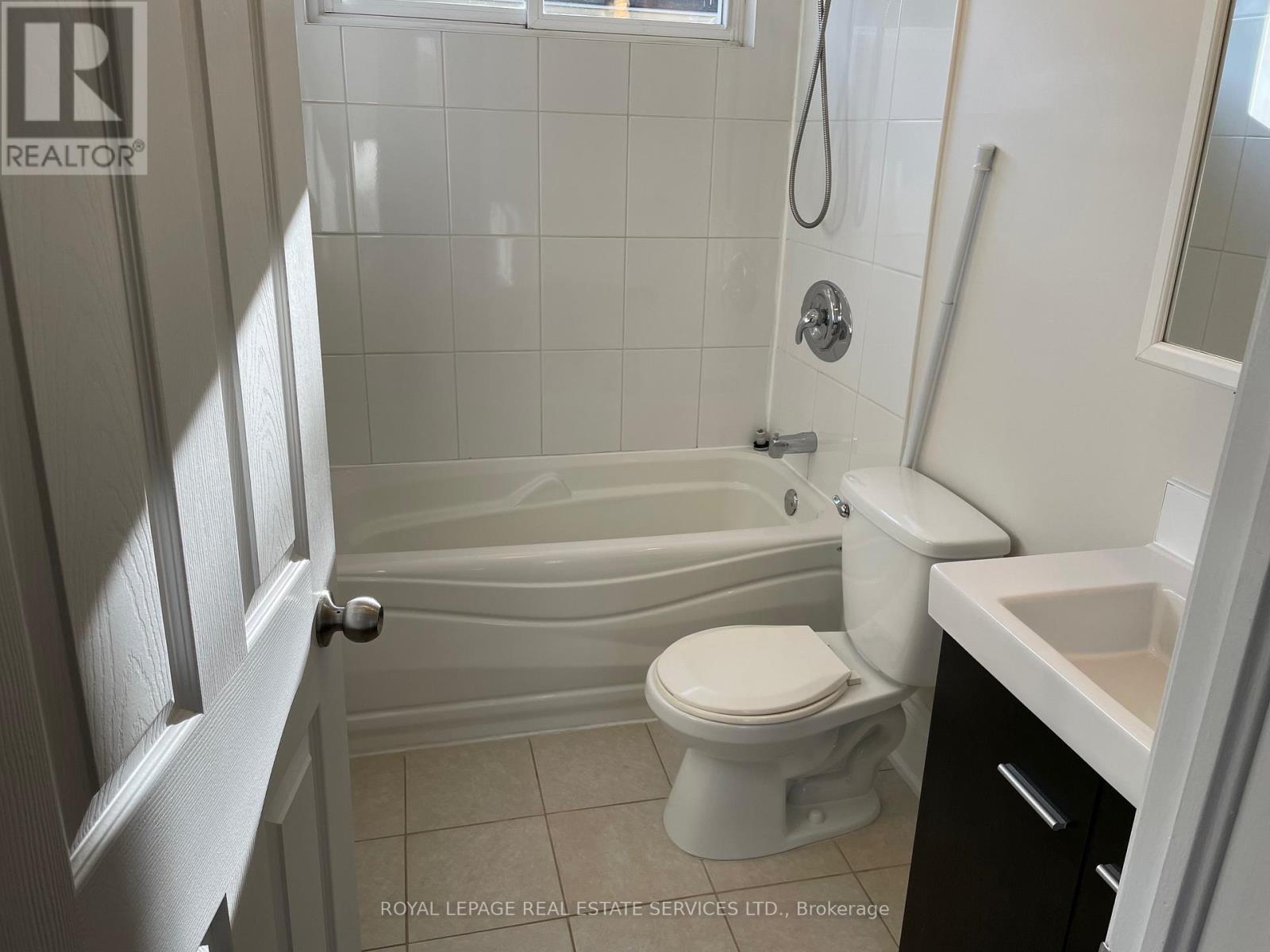 11 Uno Drive, Toronto, Ontario  M8Z 3N7 - Photo 24 - W12602060