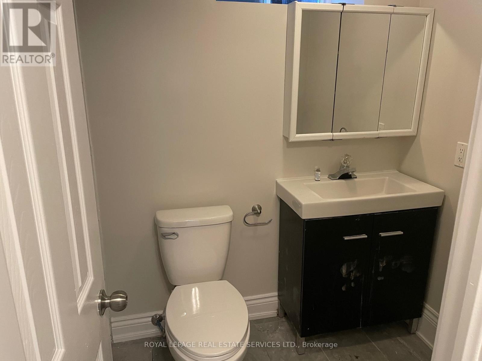 11 Uno Drive, Toronto, Ontario  M8Z 3N7 - Photo 26 - W12602060