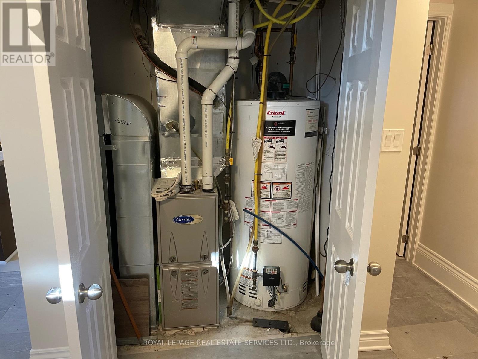 11 Uno Drive, Toronto, Ontario  M8Z 3N7 - Photo 27 - W12602060