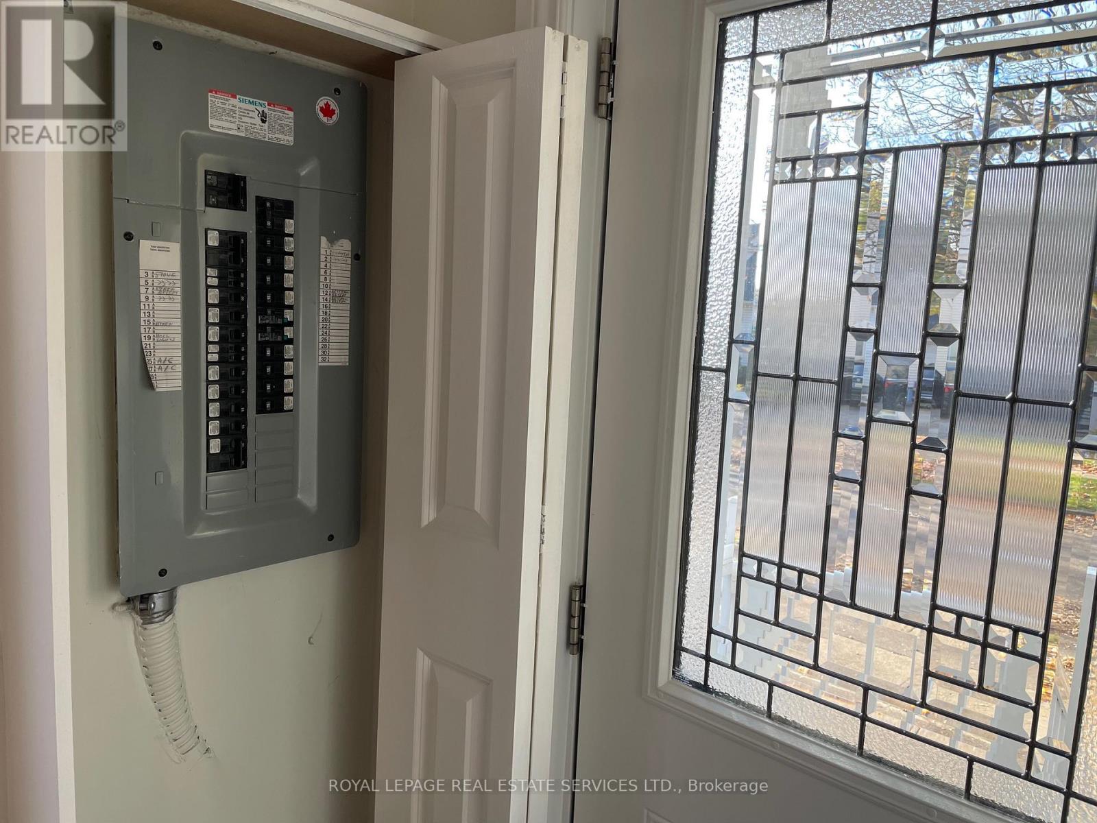 11 Uno Drive, Toronto, Ontario  M8Z 3N7 - Photo 5 - W12602060