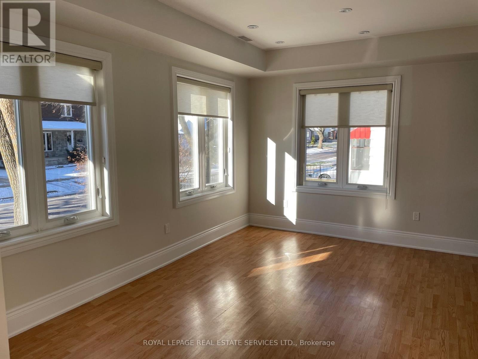 11 Uno Drive, Toronto, Ontario  M8Z 3N7 - Photo 7 - W12602060