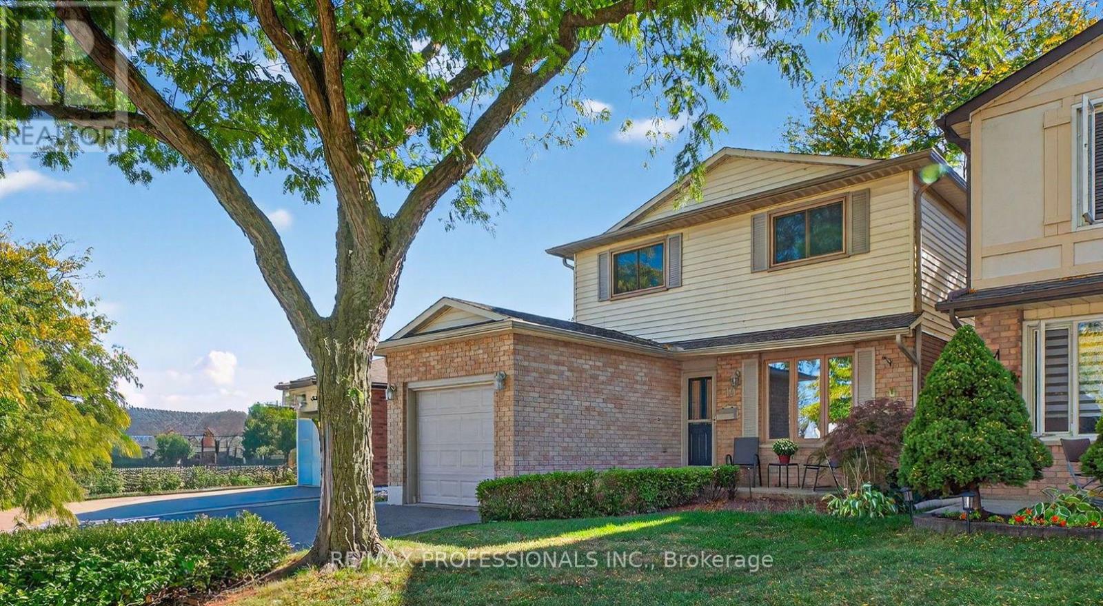 19 SALINA PLACE, Hamilton, Ontario