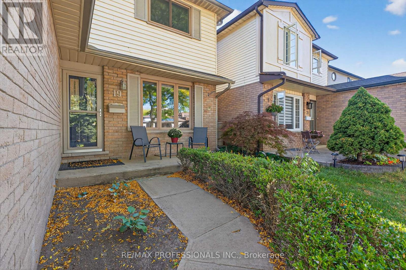 19 Salina Place, Hamilton, Ontario  L8G 4L4 - Photo 2 - X12602066