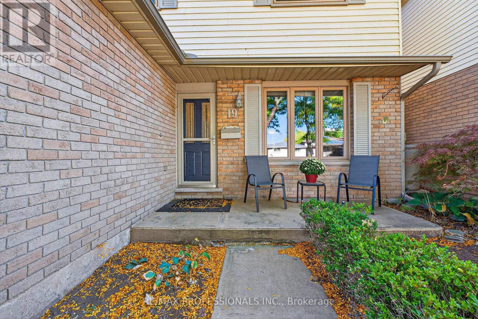 19 Salina Place, Hamilton, Ontario  L8G 4L4 - Photo 3 - X12602066