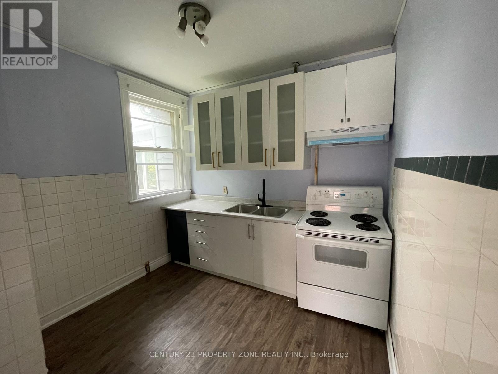 180 Thames Street E, Chatham-Kent, Ontario  N7M 2Y8 - Photo 8 - X12602070