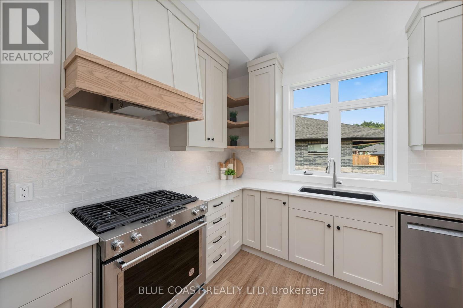 6755 Griffin Drive, Plympton-Wyoming, Ontario  N0N 1E0 - Photo 22 - X12602120