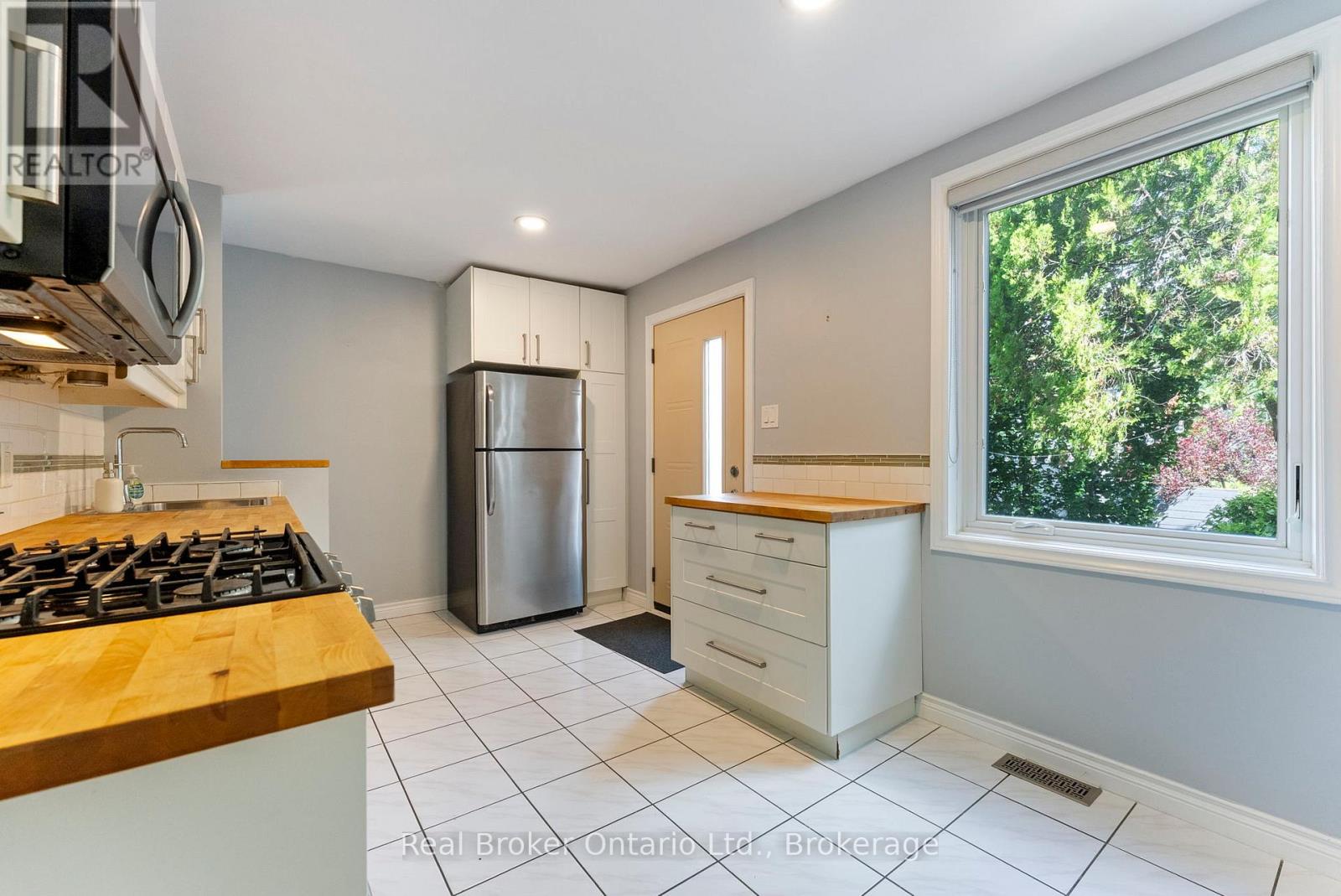 116 Symons Street, Toronto, Ontario M8V 1V2 - Photo 9 - W12602172