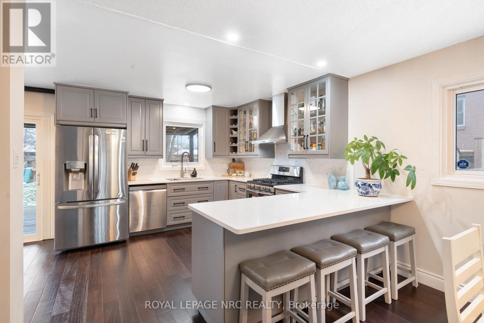 51 Briarsdale Crescent, Welland, Ontario L3C 6S7 - Photo 8 - X12602118