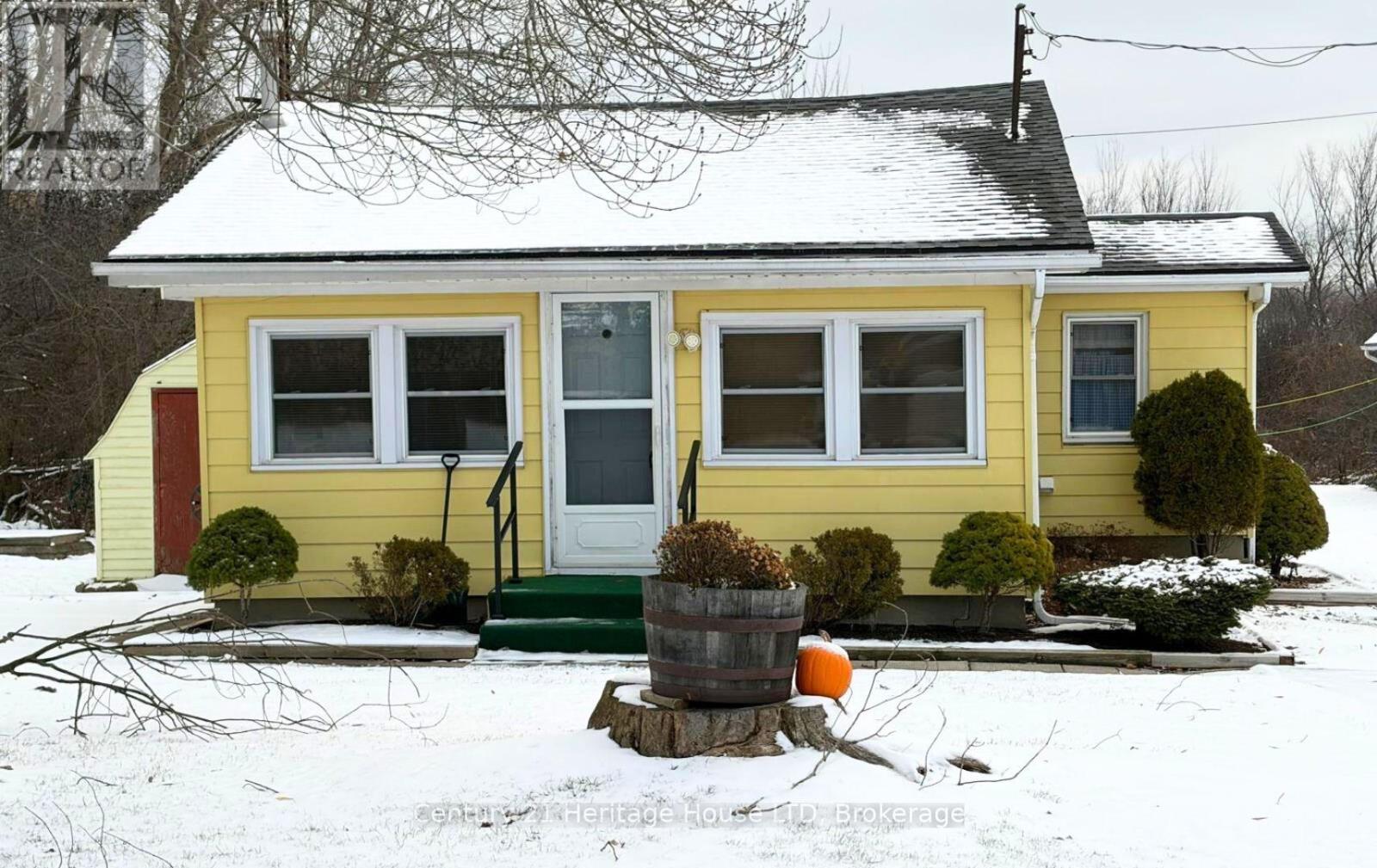 690 Bridge Street, Fort Erie, Ontario L2A 5M4 - Photo 1 - X12373802