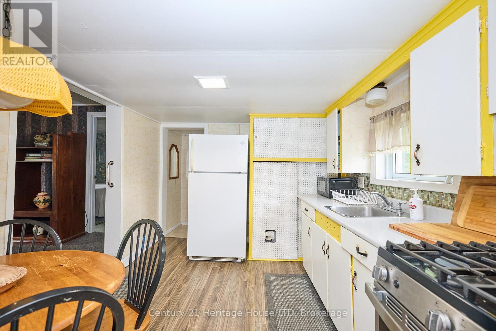 690 Bridge Street, Fort Erie, Ontario L2A 5M4 - Photo 12 - X12373802