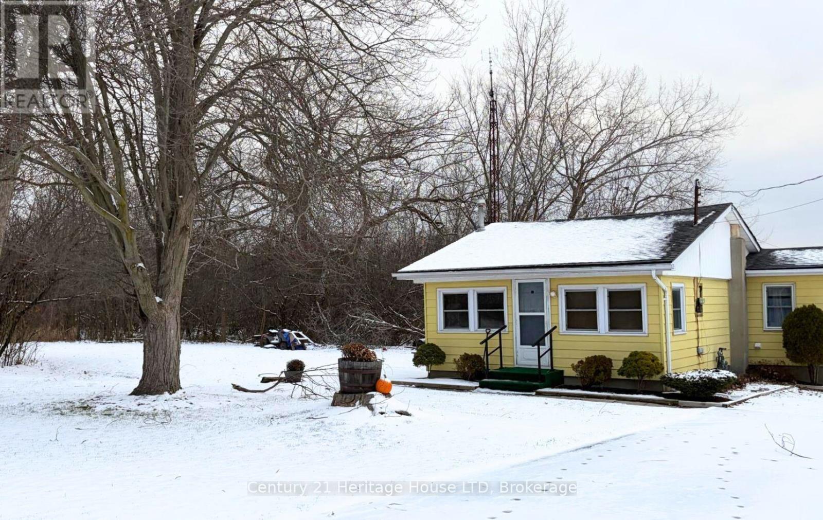 690 Bridge Street, Fort Erie, Ontario L2A 5M4 - Photo 2 - X12373802