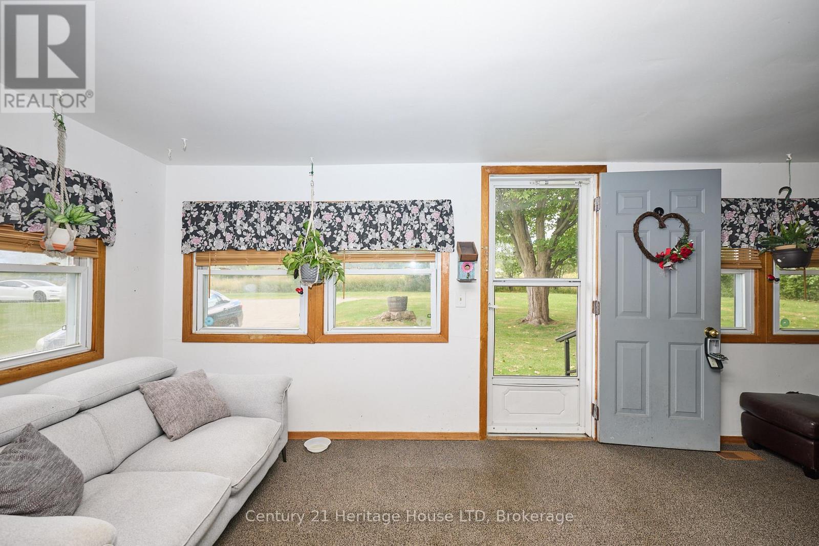 690 Bridge Street, Fort Erie, Ontario L2A 5M4 - Photo 3 - X12373802