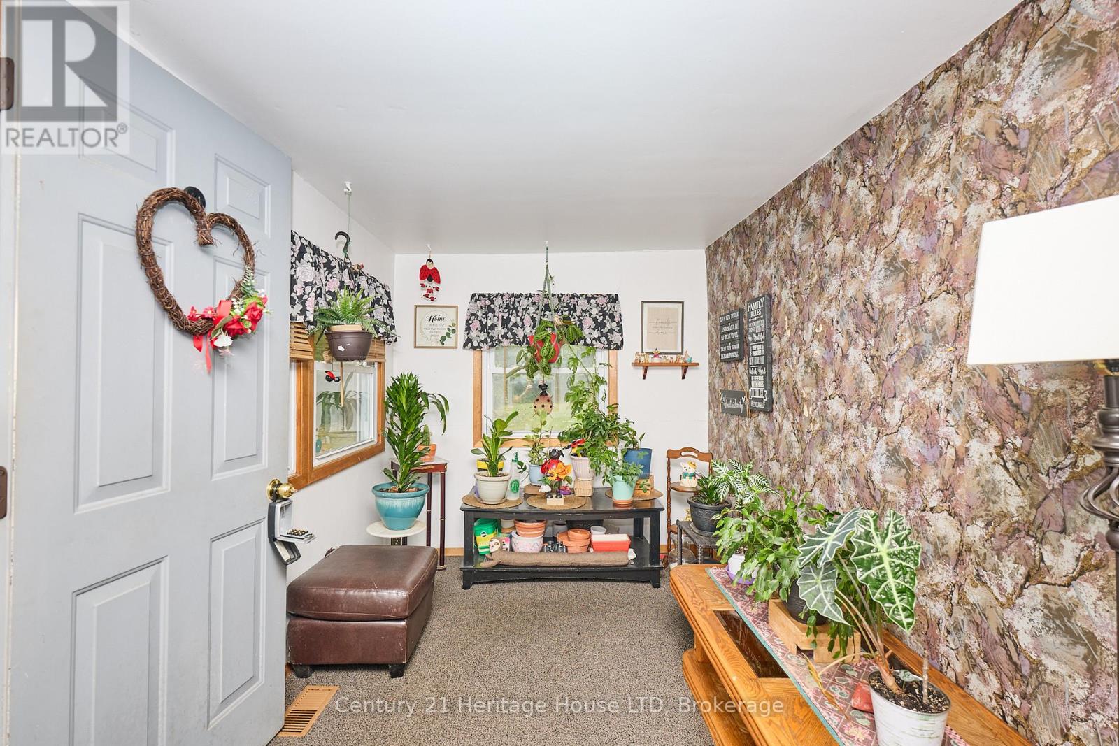 690 Bridge Street, Fort Erie, Ontario L2A 5M4 - Photo 5 - X12373802