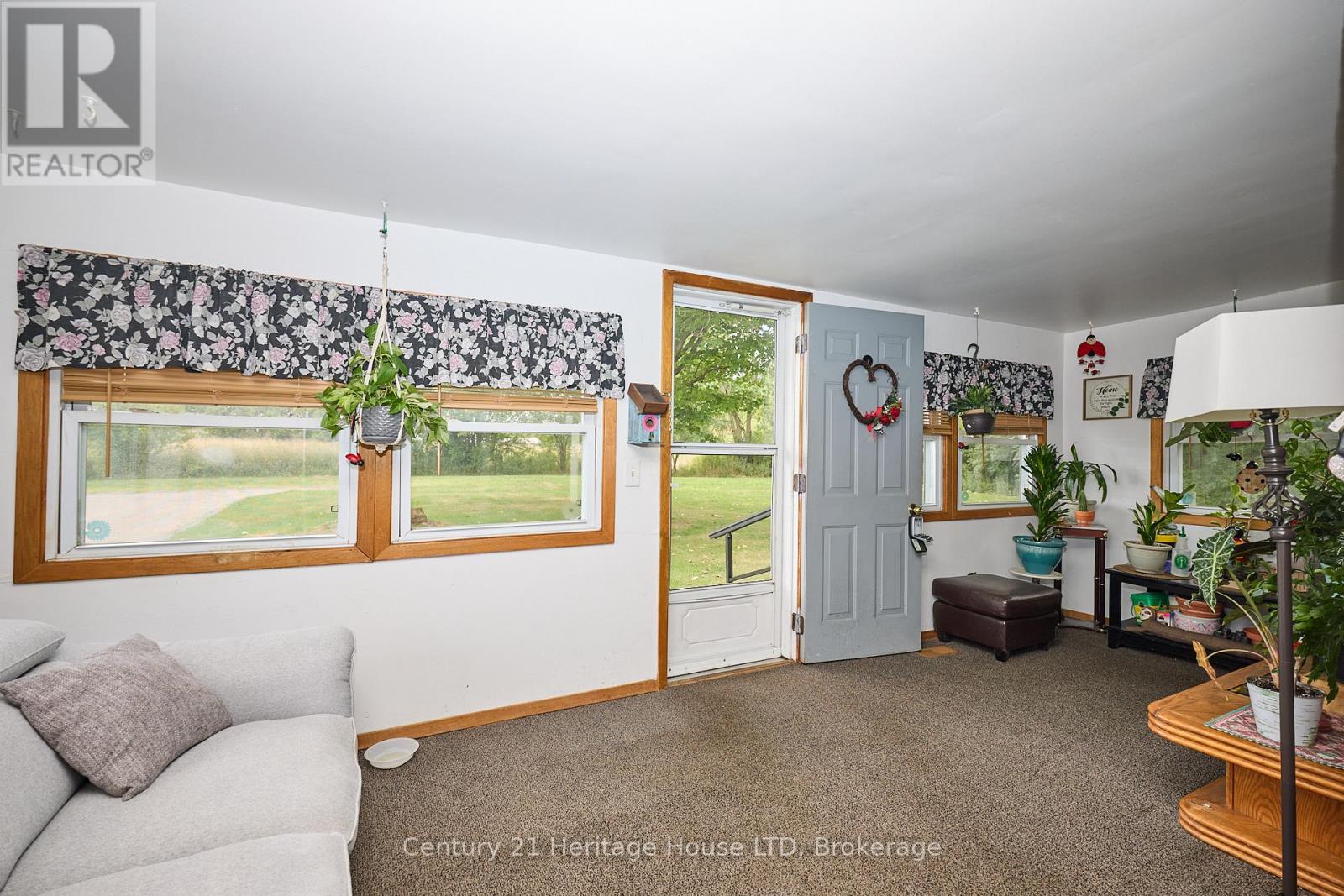 690 Bridge Street, Fort Erie, Ontario L2A 5M4 - Photo 4 - X12373802