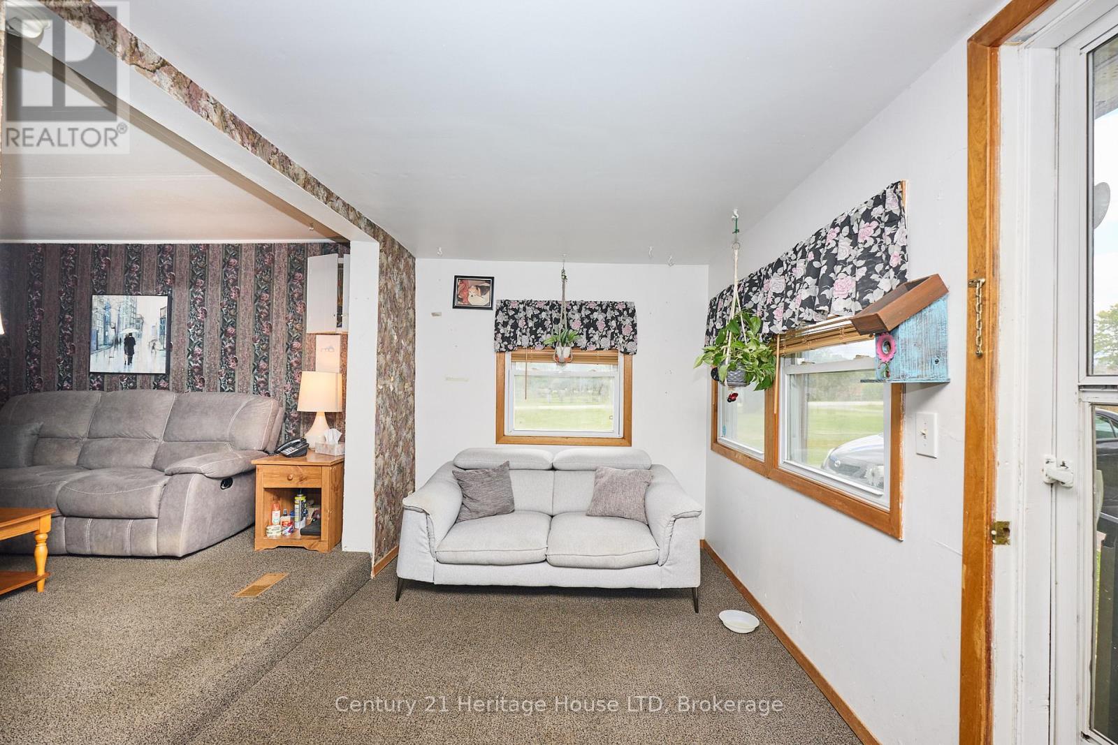 690 Bridge Street, Fort Erie, Ontario L2A 5M4 - Photo 6 - X12373802