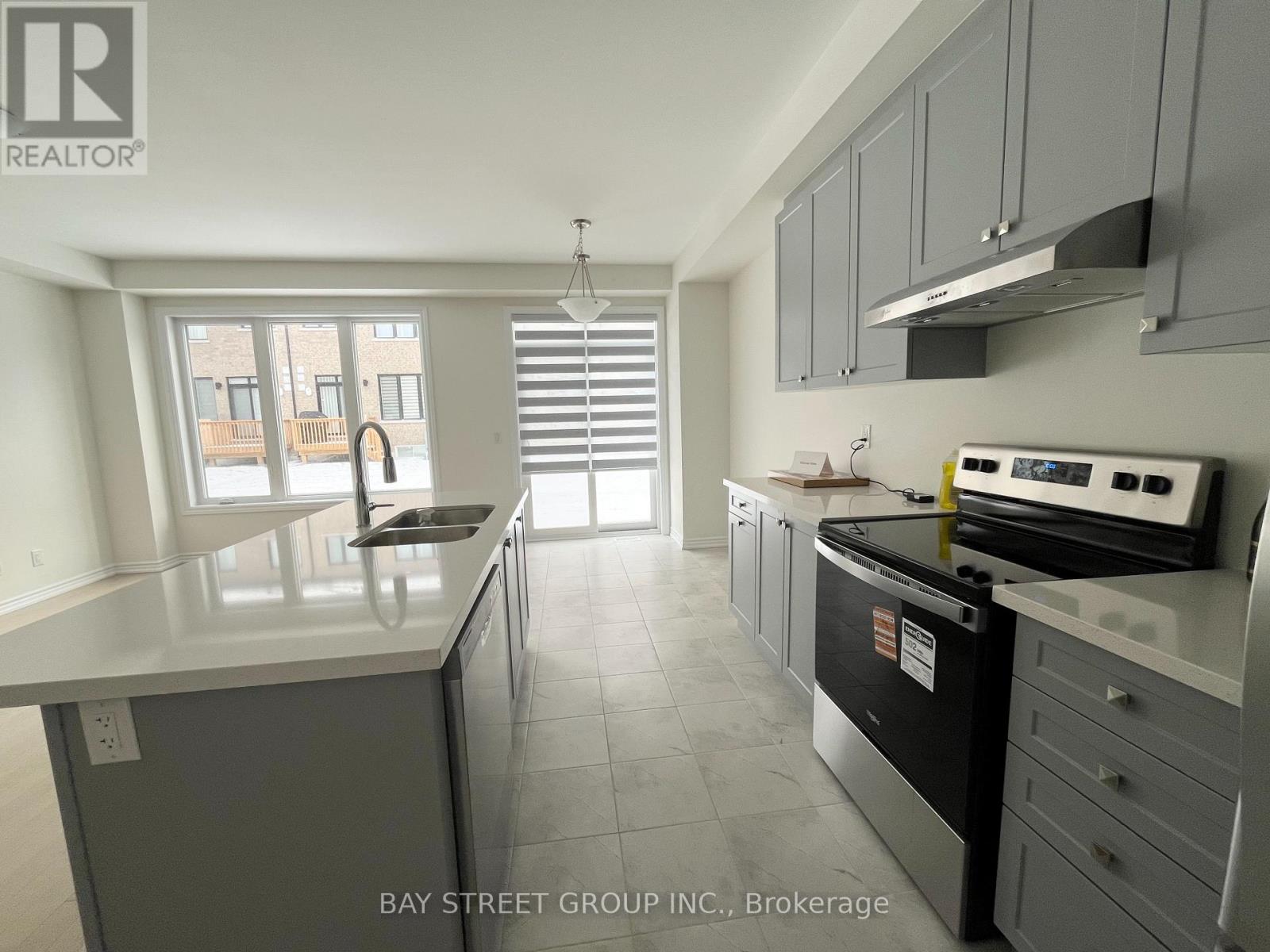 5 Harvey Bunker Crescent, Markham, Ontario  L6C 3M7 - Photo 3 - N12602246