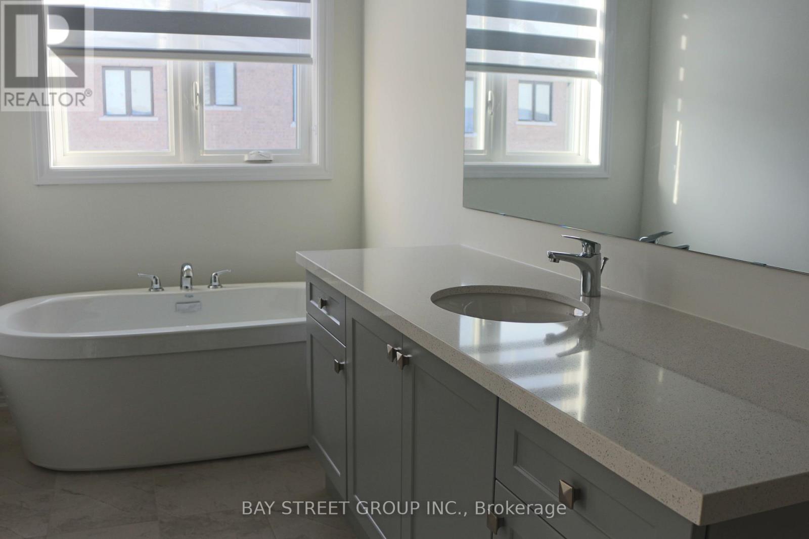 5 Harvey Bunker Crescent, Markham, Ontario  L6C 3M7 - Photo 6 - N12602246