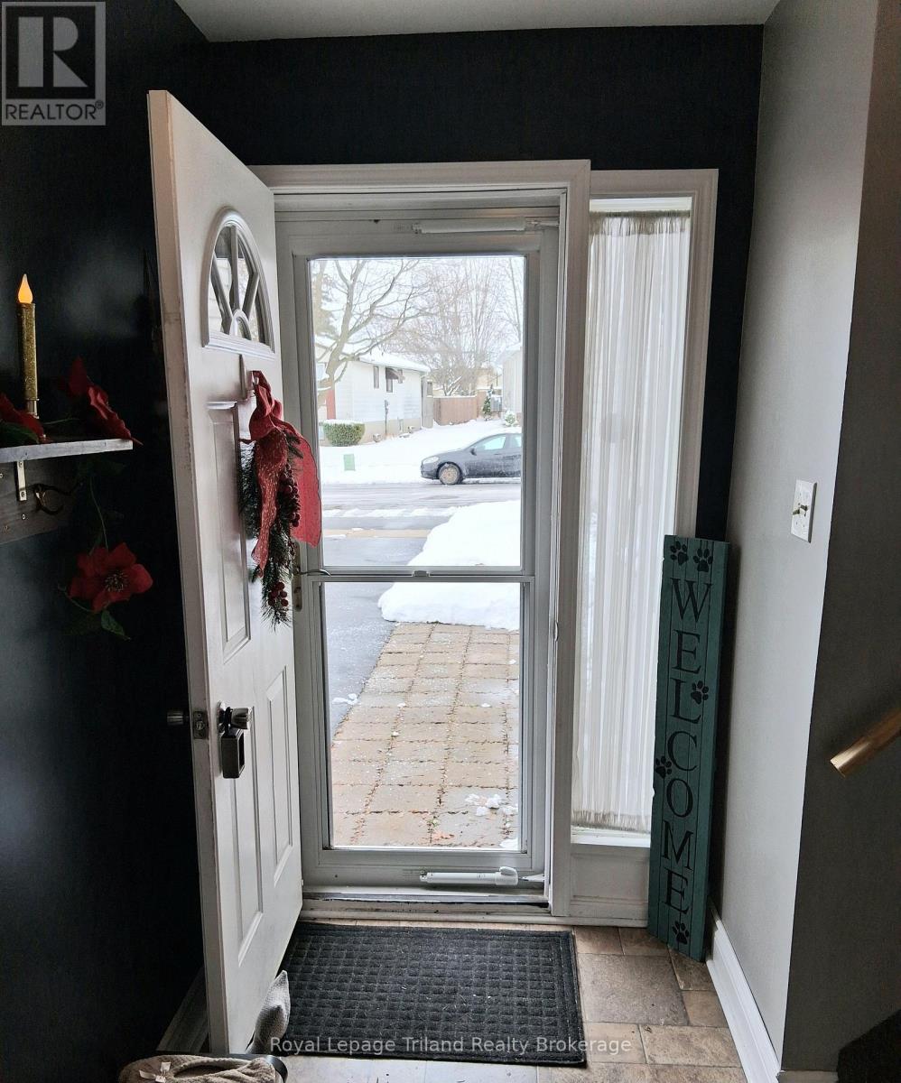 92 Keats Drive, Woodstock (Woodstock - South), Ontario  N4S 8B8 - Photo 5 - X12577820